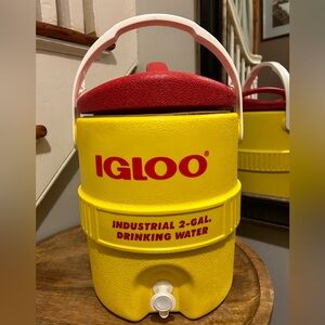 Brand new Igloo 2 Gallon Yellow Insulated Beverage Dispenser/ Water cooler